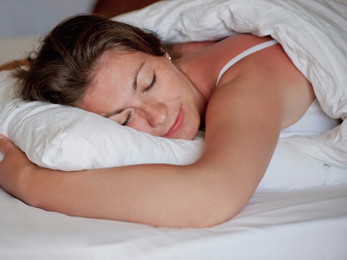 Tư thế ngủ giúp người thoát vị đĩa đệm cột sống lưng giảm đau